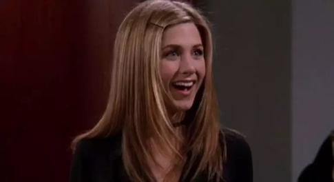 Стрижка Рейчел из «Друзей» снова на пике: омолаживающий прием для женщин