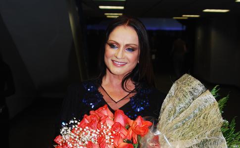 «21 год без тебя»: Ротару почтила память мужа на кладбище в Киеве