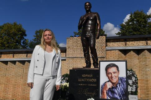 Вдову Шатунова заметили в объятиях немецкого манекенщика