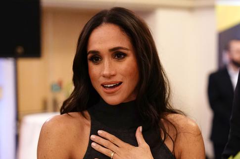 Меган Маркл потирает руки перед подписанием многомиллионного контракта