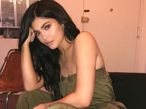 Кайли Дженнер и другие звезды, которые жалеют о пластике и инъекциях