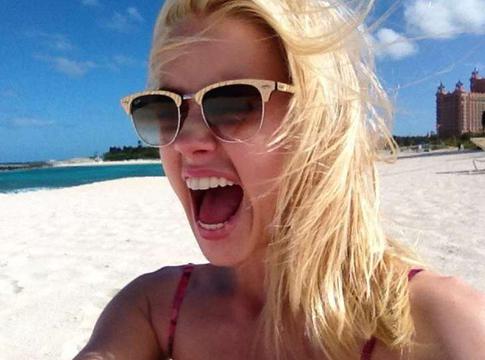 Эмбер Херд вышла на улицы Мадрида на костылях