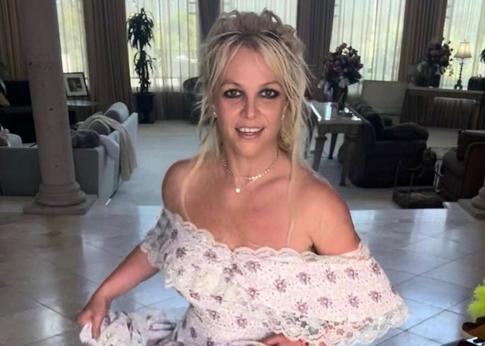 Бритни Спирс запустила флешмоб — пользователи соцсетей повторяют танцы звезды