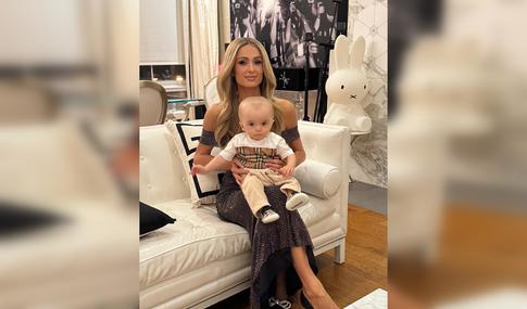 Хилтон, Хайек, Кэмпбелл: звезды, ставшие родителями после 40