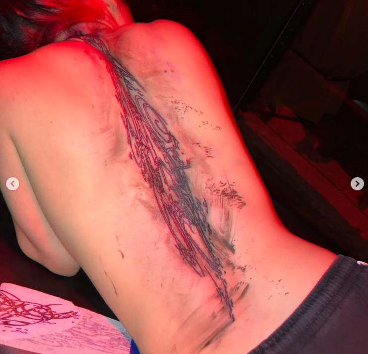 Тату на спине певицы