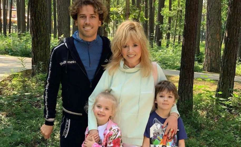 Звездная семья с детьми