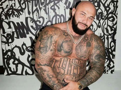 «Моргни два раза, мы спасем тебя»: Джиган в неожиданном виде насторожил поклонников