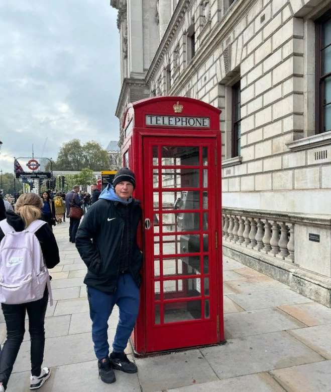 Аршавин на прогулке по Лондону