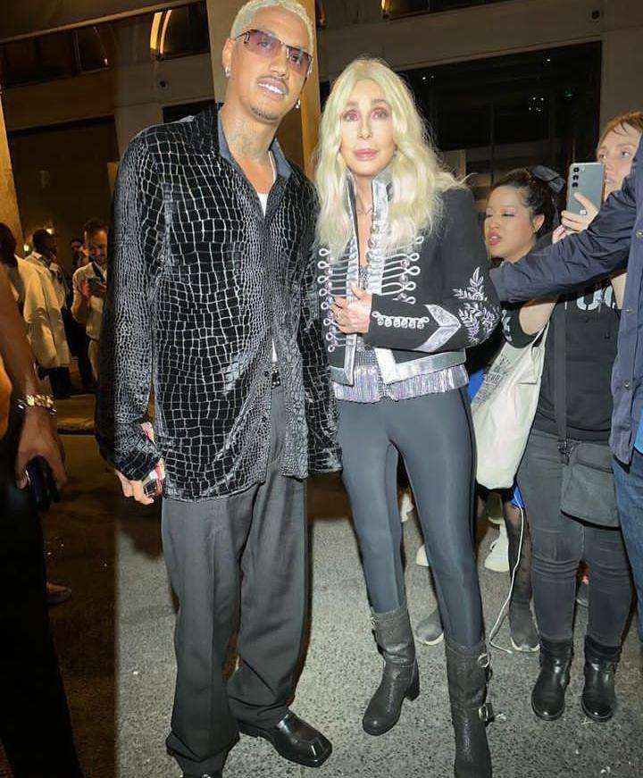 Звезда рассказала, что влюбилась в Александра по смс после того, как общий друг дал ему ее номер