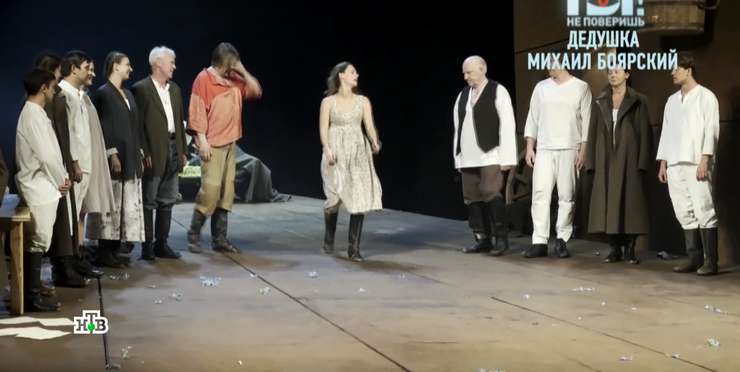 В этом наряде зрители увидели намек на третью беременность