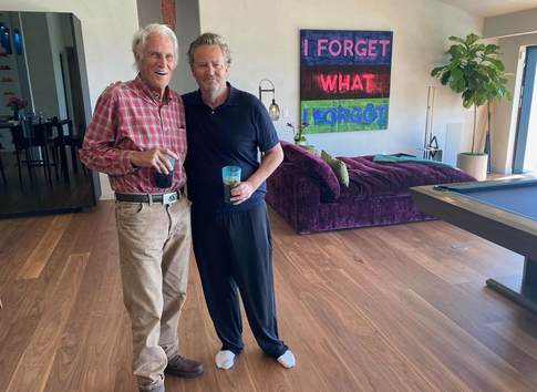 Отец, мать и отчим Мэттью Перри приехали на место смерти своего сына