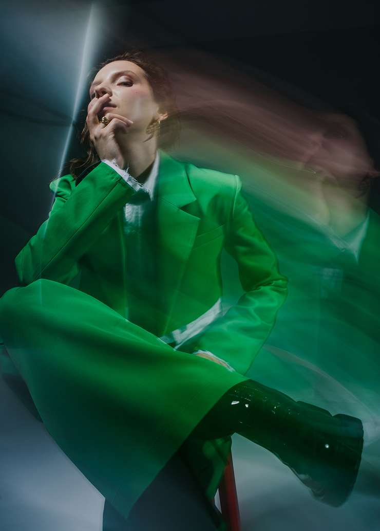 Костюм и рубашка, все – YOU WANNA: кольцо из коллекции Flame, FERNANDO JORGE: серьги, VENYX Костюм и рубашка, все – YOU WANNA: кольцо из коллекции Flame, FERNANDO JORGE: серьги, VENYX