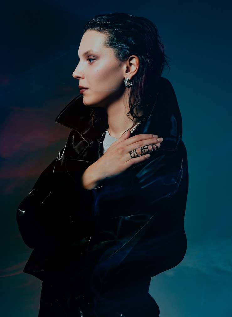 Плащ, IRN; платье, LIME; серьги и колье, все – DAVID YURMAN; кольцо, NIKOS KOULIS Плащ, IRN; платье, LIME; серьги и колье, все – DAVID YURMAN; кольцо, NIKOS KOULIS