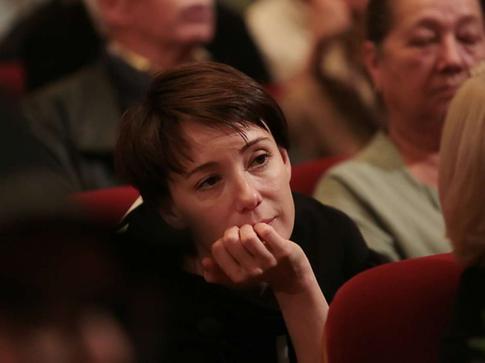 Чулпан Хаматова в новом спектакле говорила на латышском с кровью на лице