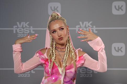 Панорамные окна и розовая ванна: стала известна стоимость квартиры Клавы Коки