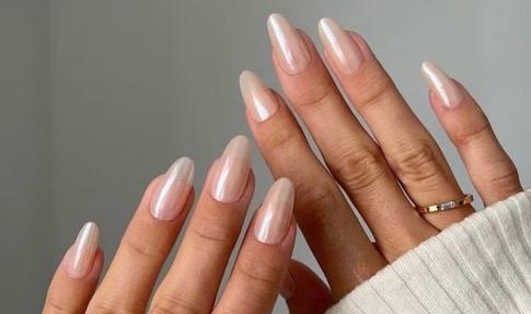 Небанальные идеи маникюра в праздники, если вам надоел шиммер и снежинки на ногтях