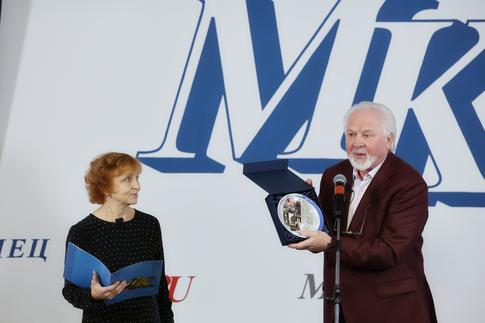 «Олешко дарил броши, Сухоруков — поцелуи»: как прошла театральная премия «Московского комсомольца»