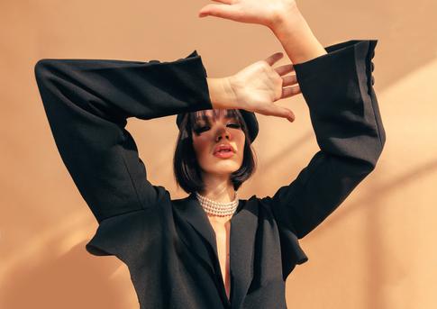 Не носите синий с коричневым: дизайнер подсказала удачные сочетания в одежде