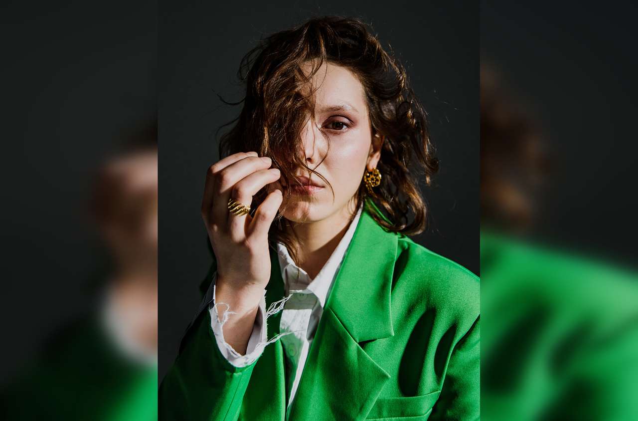 Костюм и рубашка, все – YOU WANNA: кольцо из коллекции Flame, FERNANDO JORGE: серьги, VENYX