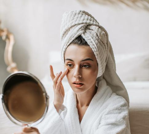 Убрать эффект панды: как быстро привести в порядок лицо после новогодней вечеринки