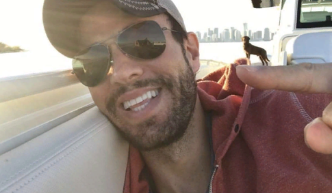 Забывает слова и странно двигается на сцене: Энрике Иглесиас угодил в скандал