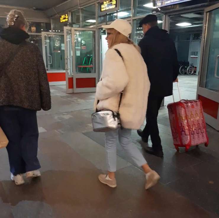 Пугачева на вокзале в Москве