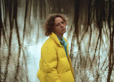 Порвавший российский паспорт певец Шарлот просится на родину