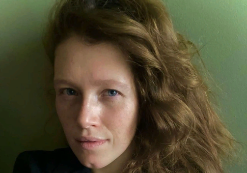 Уехавшая из России актриса Варвара Шмыкова готовится к холодной европейской зиме