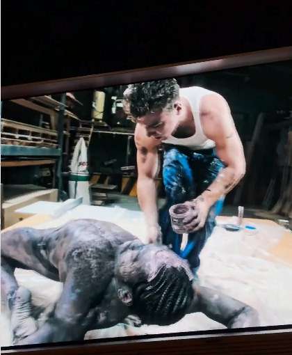 Кадр из видео с выставки сына Мадонны