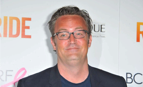 Мэттью Перри больше года жил в арендованном доме с личным помощником