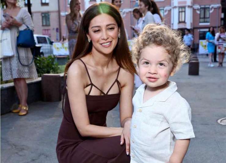 Равшана Куркова с сыном