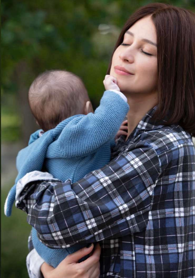 Равшана Куркова с дочкой