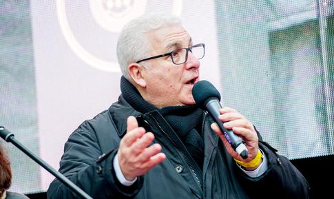 Отец Эми Уайнхаус подал в суд на подруг певицы