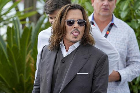 60-летний Джонни Депп вышел в свет после смерти друга и всех поразил