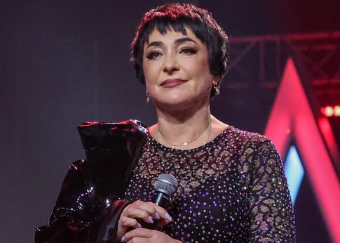 «Привыкаю быть домохозяйкой»: Лолита сменила микрофон на швабру