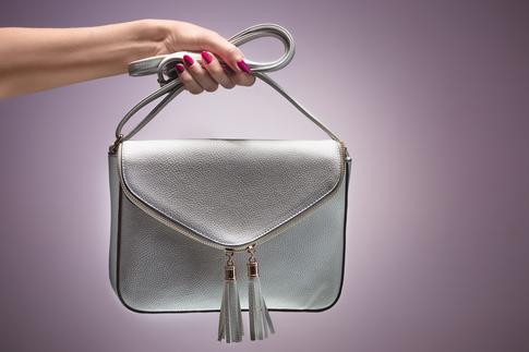 Сумка-металлик: с чем и как носить главный тренд сезона