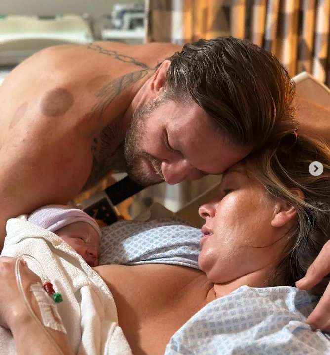 Конор с возлюбленной и сыном