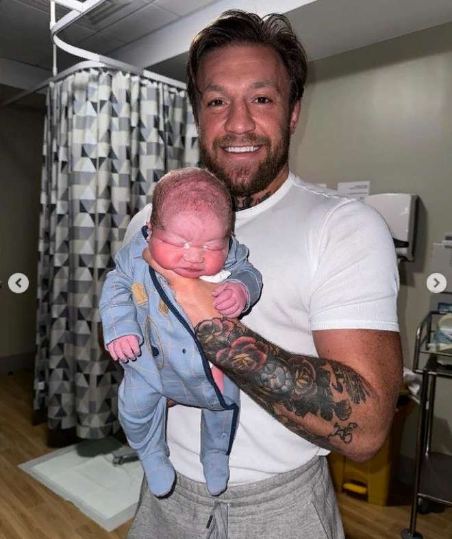 Конор с новорожденным сыном