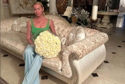 «Как это развидеть?»: Волочкова показала шпагат с ножами в новогоднем шоу