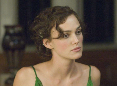 Неузнаваемую Киру Найтли в шапке-ушанке сняли возле мусорных баков