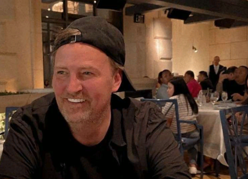 Приклеивал руки к ногам: бывшая девушка Мэттью Перри о его попытках бросить наркотики