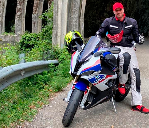 Мама Костомарова расплакалась, поздравляя сына: «Молюсь Богу за его здоровье»