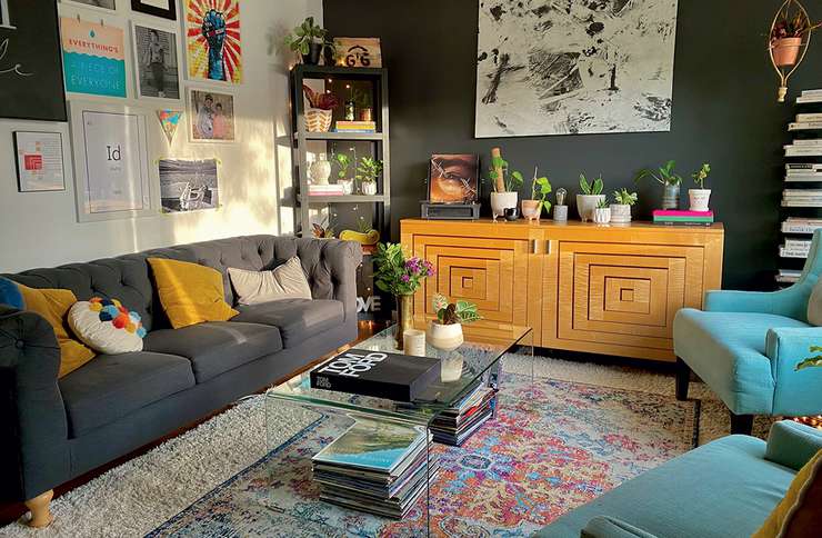 Предметы декора могут собираться годами – это милые сердцу семейные реликвии, сувениры из разных стран, карнавальные маски, статуэтки и расписные вазы