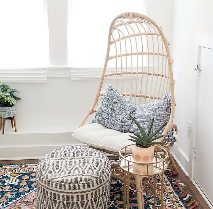 Бохо отлично уживается с другими стилями, например эко-стилем. В оформлении жилья используются натуральные материалы, плетеная мебель, растения