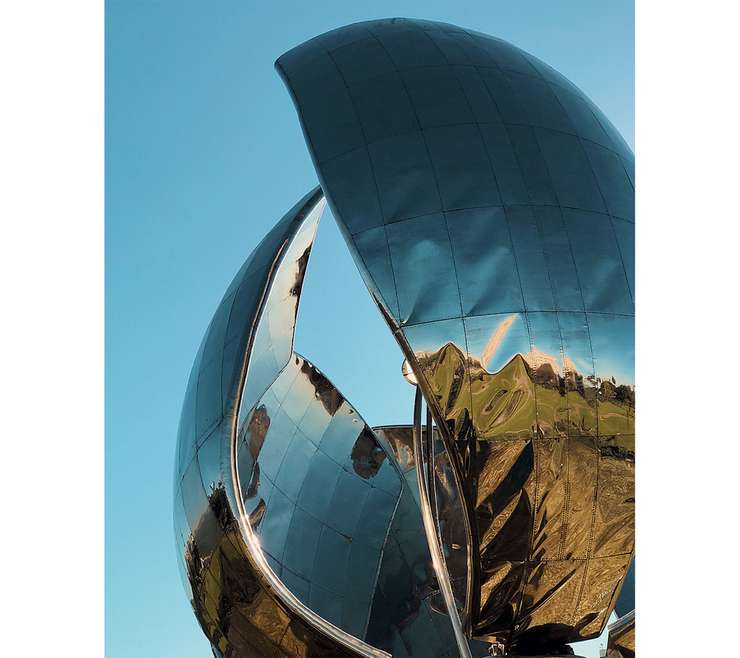 Cкульптура Floralis Generica на Plaza Naciones Unidas – этот чудо-цветок весит восемнадцать тонн