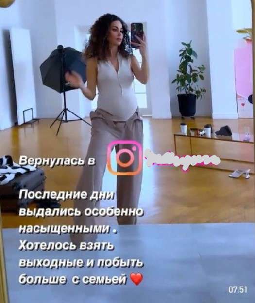 Актриса показала живот на последних месяцах беременности