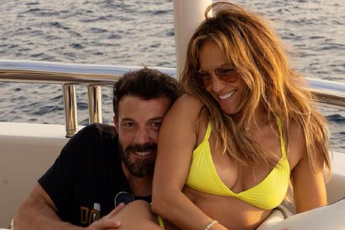 «Очень стараются»: Лопес и Аффлек накололи парные тату в День всех влюбленных