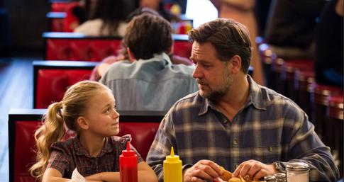 За пятерку и уборку: стоит ли платить ребенку за успехи