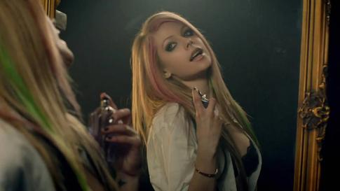 Аврил Лавин заменили, Бритни потеряла голос: звездные теории заговора, в которые легко поверить