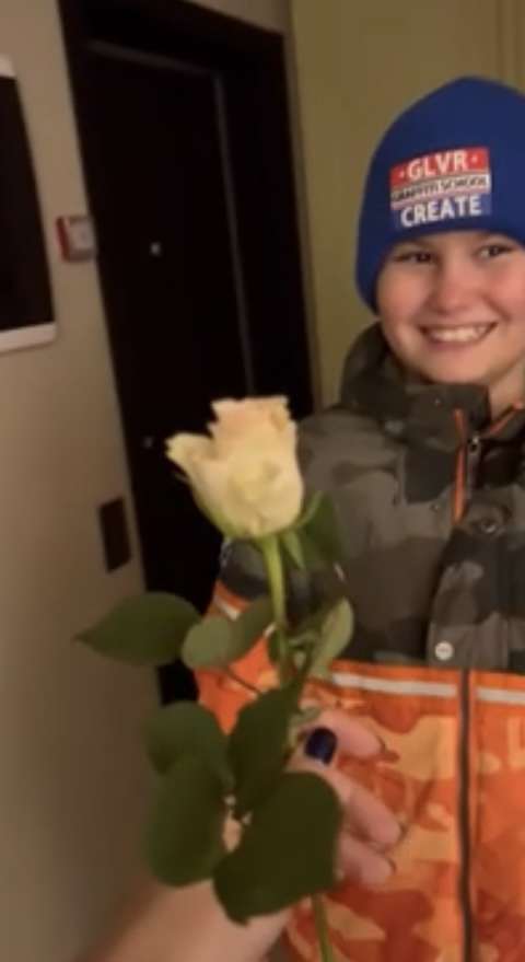 Мальчик порадовал свою маму небольшим подарком